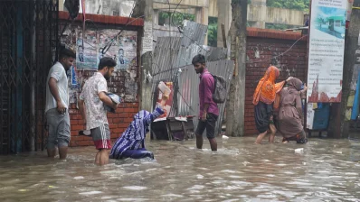 কোথাও হাঁটুপানি-কোথাও বা কোমর পানি মাড়িয়ে দৈনন্দিন কাজকর্ম করতে হয় রাজধানীবাসিকে। ছবিটি ৫ অক্টোবর ঢাকার জুরাইন এলাকা থেকে তোলা/আহাদুল করিম খান/ঢাকা ট্রিবিউন