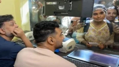 আসন্ন মুক্তি পাওয়া সিনেমা উপলক্ষে টিকেট বিক্রি করছেন দেব-সৃজিত/সংগৃহীত