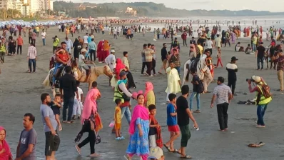 ফাইল ছবি: কক্সবাজার সমুদ্র সৈকতে পর্যটকদের ভিড়/ঢাকা ট্রিবিউন