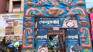 কলকাতার পূজা মণ্ডপের ফটকে পরীমণির সিনেমার পোস্টার/সংগৃহীত
