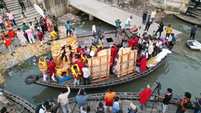 শারদীয় দুর্গোৎসবে বিজয়া দশমীর দিনটি ভক্তদের কাছে একদিকে যেমন উৎসবের, তেমনি বেদনারও/এসকে শরিফউদ্দিন আহাদ/ঢাকা ট্রিবিউন