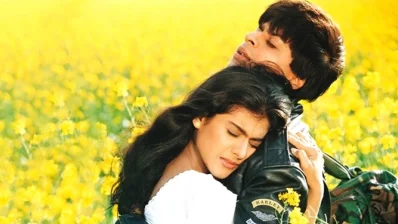 &lsquo;দিলওয়ালে দুলহানিয়া লে জায়েঙ্গে&rsquo;র একটি দৃশ্যে শাহরুখ ও কাজল/সংগৃহীত