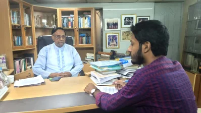 ঢাকা ট্রিবিউনের প্রতিবেদকের সঙ্গে কথা বলছেন অলি আহমদ/ঢাকা ট্রিবিউন