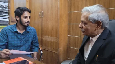 ঢাকা ট্রিবিউনের প্রতিবেদকের সঙ্গে কাথা বলছেন নিতাই রায় চৌধুরী/ঢাকা ট্রিবিউন