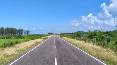 টেকনাফ পর্যন্ত বিস্তৃত ৮০ কিলোমিটার দীর্ঘ সড়কটিই মেরিন ড্রাইভ/ইউএনবি