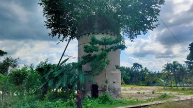 বাষ্পচালিত ইঞ্জিনে পানি নেওয়ার জন্য তৈরি ট্যাংকে বটগাছ জন্মেছে
