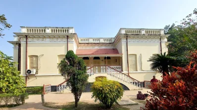 নাটোর শহর থেকে ৩ কিলোমিটার উত্তরে ইতিহাস খ্যাত দিঘাপতিয়া রাজবাড়ি তথা উত্তরা গণভবন অবস্থিত/সংগৃহীত