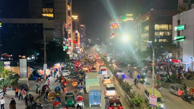 নব্বইয়ের দশকেও ধানমন্ডি ছিল রাজধানী ঢাকার এক নিরিবিলি এলাকা। দিনের বেলায় সাত মসজিদ রোডে মাঝেমধ্যে রিকশা-বেবিট্যাক্সির চলাচল দেখা যেত/ঢাকা ট্রিবিউন