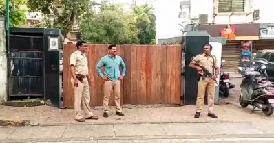 বাসভবন গ্যালাক্সির বাইরে নিরাপত্তা বাড়াচ্ছেন সালমান খান। ছবি: সংগৃহীত