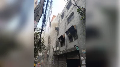 রাজধানীর পুরানা পল্টনের একটি ভবনে আজ মঙ্গলবার (৭ জানুয়ারি) সকালে আগুন লেগেছে/সংগৃহীত