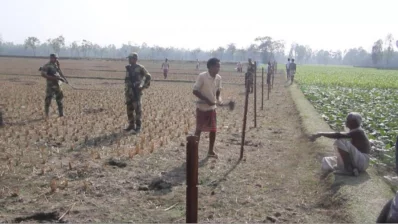 ফাইল ছবি: দহগ্রাম সীমান্তের শূন্যরেখার ১৫০ গজের মধ্যে কাঁটাতারের বেড়া দিয়ে গেছে ভারতীয় সীমান্তরক্ষী বাহিনী/সংগৃহীত