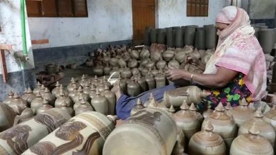 কুষ্টিয়ার মাটির তৈরি হাঁড়ি-পাতিল দেশের চাহিদা মিটিয়ে যাচ্ছে বিদেশে/ঢাকা ট্রিবিউন