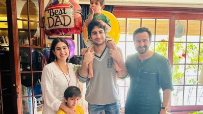 পরিবারের সঙ্গে বলিউডের জনপ্রিয় অভিনেতা সাইফ আলী খান/সংগৃহীত
