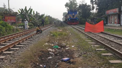 লাল পতাকা দেখে থেমে থাকা বনলতা এক্সপ্রেস ট্রেন
