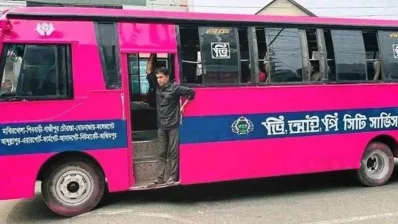 ঢাকার রাস্তায় গোলাপি রঙের বাস/সংগৃহীত