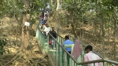 ঝর্ণার উত্তর পাশের সু-উচ্চ পাহাড়ে উঠতে বনবিভাগ নির্মাণ করে দিয়েছে দীর্ঘ এই সিঁড়ি/ঢাকা ট্রিবিউন