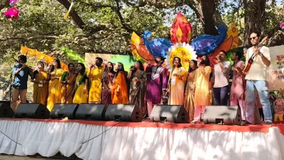 শুক্রবার ফাগুনের প্রথম দিনে ঢাবির কলাভবনের সামনে জুলাই বসন্ত উৎসব উদযাপন/ইউএনবি