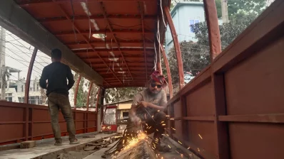 প্রকাশ্যে এসব গাড়ি মেরামতের কাজ চললেও যেন দেখার কেউ নেই/ঢাকা ট্রিবিউন