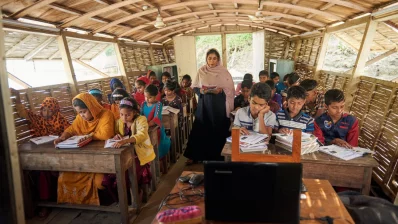শিক্ষার্থীরা ভাসমান স্কুলে ক্লাস করছে/সৌজন্য