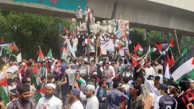 &lsquo;মার্চ ফর গাজা&rsquo; কর্মসূচিতে অংশ নিতে রাজধানীর বিভিন্ন পয়েন্ট থেকে মানুষজন পায়ে হেঁটে সোহরাওয়ার্দী উদ্যানে জড়ো হচ্ছেন/মাহমুদ হোসেন অপু/ঢাকা ট্রিবিউন