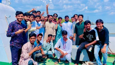 বেলা সাড়ে ১১টায় সি-ট্রাকটি যখন মহেশখালীর উদ্দেশে রওনা দেয় তখন ছাত্র-জনতার একটি অংশ সি–ট্রাকের ছাদে ওঠে বিভিন্ন স্লোগান দেন/সংগৃহীত