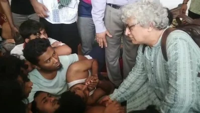 মঞ্জুরী কমিশনের সদস্যরা কুয়েটে অনশনরত শিক্ষার্থীদের সঙ্গে কথা বলেন/ঢাকা ট্রিবিউন