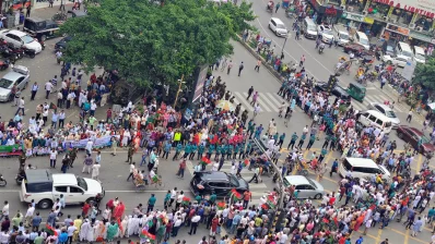 বিমানবন্দর থেকে ফিরোজায় যাওয়ার সময় পথে পথে খালেদা জিয়াকে স্বাগত জানান দলের বিপুলসংখ্যক নেতাকর্মী। গুলশান-২ এলাকা থেকে তোলা ছবি/ট্রাফিক অ্যালার্ট