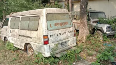 পরিত্যক্ত অবস্থায় পড়ে আছে একটি অ্যাম্বুলেন্স। ছবি: ইউএনবি