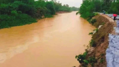 শেরপুরে মহারশি নদীর পানি বৃদ্ধির ফলে বন্যা নিয়ন্ত্রণ বেড়িবাঁধটি ভাঙনের ঝুঁকিতে পড়েছে। ঝিনাইগাতীর দীঘিরপাড় এলাকা থেকে তোলা (২০ মে, ২০২৫)/ইউএনবি