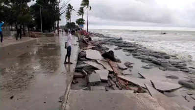 পুলিশ বক্স, সরদার মার্কেট, ফুচকা মার্কেটসহ একাধিক স্থাপনা সাগরের ঢেউয়ে বিলীন হয়ে গেছে/ইউএনবি