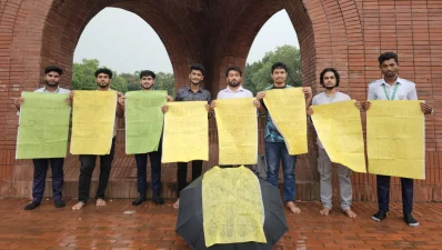 সুকান্ত বর্মনের দাবির সঙ্গে সংহতি জানিয়ে অবস্থান কর্মসূচিতে কয়েকজন শিক্ষার্থী/ঢাকা ট্রিবিউন