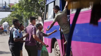 নিয়ম অনুযায়ী গোলাপি বাসে টিকিট ছাড়া কেউ উঠতে পারবেন না। যত্রতত্র বাসে ওঠানামাও করা যাবে না/ মেহেদী হাসান/ঢাকা ট্রিবিউন