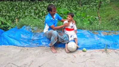 বাবা সোহেল প্রধানিয়ার সঙ্গে ক্ষুদে ফুটবলার সোহান/সংগৃহীত