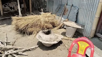 বন্যায় সব তলিয়ে যাওয়ায় নতুন জায়গায় গিয়ে কোনোমতে সংসার চালাচ্ছে বাণভাসী পরিবারগুলো/ ইউএনবি
