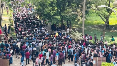 দুপুরে রাজশাহী প্রকৌশল ও প্রযুক্তি বিশ্ববিদ্যালয় (রুয়েট) কেন্দ্রীয় পাঠাগার প্রাঙ্গণ থেকে মিছিল বের করে শিক্ষার্থীরা/সৌজন্য ছবি