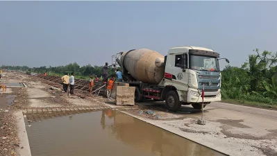 টাঙ্গাইল-যমুনা সেতু মহাসড়কে নির্মাণ কাজ চলছে
