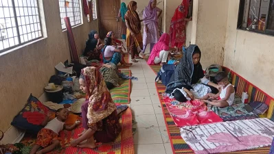 খুলনা মেডিকেল কলেজ হাসপাতালের হাম ওয়ার্ডের বারান্দায় রোগী