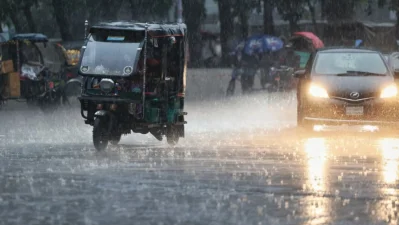 রাজধানীর টিএসসি এলাকায় বৃষ্টি