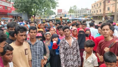 বয়লার বিস্ফোরণের পর ক্ষুদ্ধ শ্রমিকদের সড়ক অবরোধ