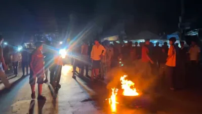 মহাসড়কে আগুন জ্বালিয়ে বিক্ষুব্ধ লোকজনের বিক্ষোভ