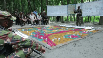 প্রধানমন্ত্রী একজন কমান্ডারের মৌখিক অপারেশনাল নির্দেশনা মনোযোগ দিয়ে শোনেন/পিএমও