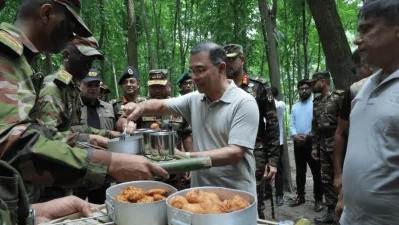প্রধানমন্ত্রী মহড়ায় অংশগ্রহণকারী সেনাসদস্যদের জন্য প্রস্তুত করা তাৎক্ষণিক রান্না করা খাবার গ্রহণ করেন এবং তাদের সঙ্গে চা পান করেন/পিএমও