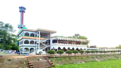 U uning sikiga shilib, uni soradi