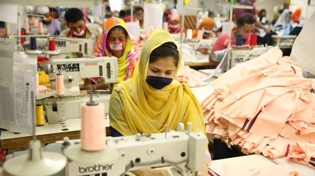 Blowjob blondes Erkaklar ayollarning anuslarini yalaydilar