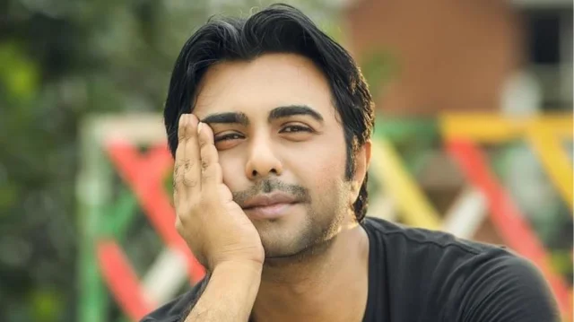 Bir kishi tirik tovuqni sikadi