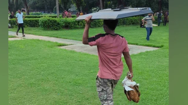 গণভবনে ঢুকেই লুটপাট