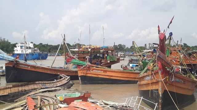 বঙ্গোপসাগরে বাংলাদেশের জলসীমায় মাছ শিকার, ৪৮ ভারতীয় আটক