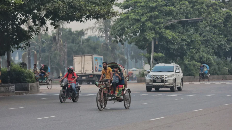 সরকার পরিবর্তনের পর থেকে রাজধানীর রাস্তায় দাঁপিয়ে বেড়াচ্ছে ব্যাটারিচালিত রিকশা/আহাদুল করিম খান/ঢাকা ট্রিবিউন